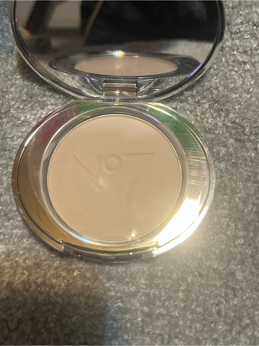 No 7 Lift and Luminate Triple Action Finishing Powder Light